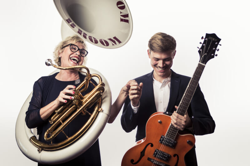 Von 15:00 Uhr bis 15:45 Uhr: „BOOM BOOM BROOM“: in jeder Beziehung eine außergewöhnliche Besetzung
mit Heike Besen am Sousaphon und ihrem Sohn Julius an der Gitarre. Hits der Swing Ära und Rockabilly Songs werden mit fröhlicher Leichtigkeit geschmackvoll in Szene gesetzt. Das charmante Familien-Duo sorgt mit
jazzigem Sound und erfrischendem Gesang für swingende Unterhaltung für Jung und Alt.