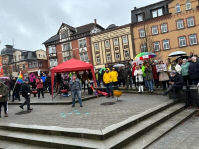 Wir sind mehr! Demo für mehr Demokratie in Sonneberg auf dem Pikoplatz